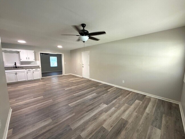 Building Photo - 710 Greenbriar Dr
