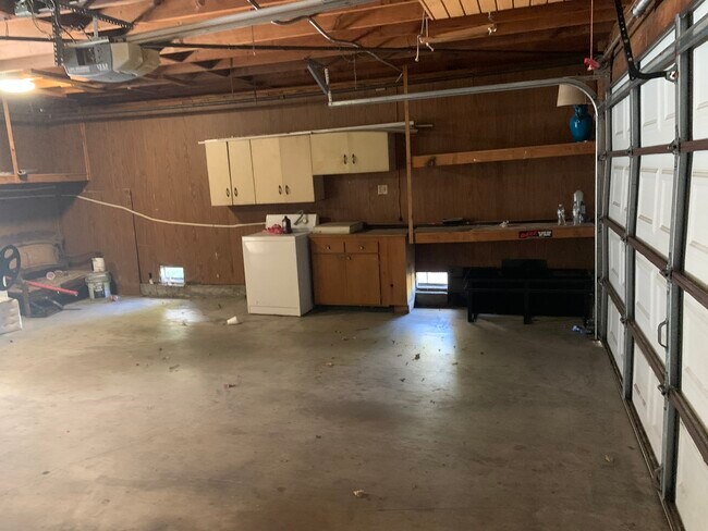 Building Photo - 9802 Mammoth Dr