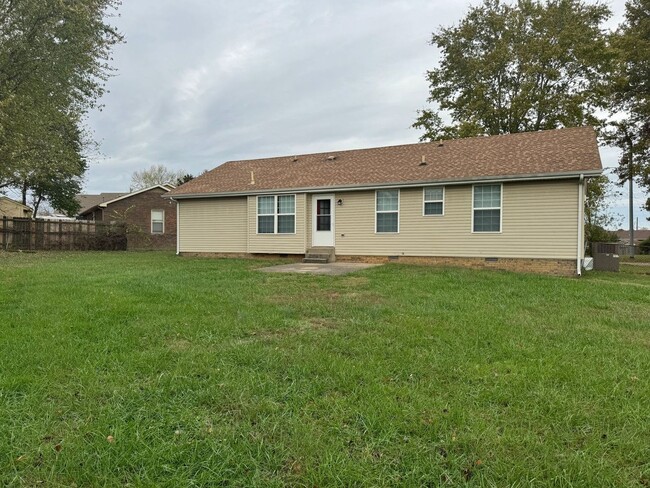 Building Photo - 3 Bed/2 Bath home 1 car garage, Fenced in ...