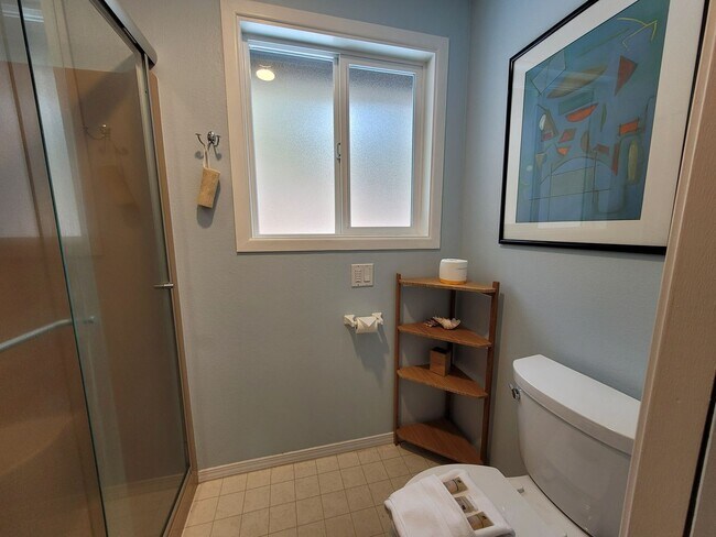 Building Photo - Spacious House, Front & Back Porch! Awbrey Butte Hillside with Mountain Views. Furnished 30-Day Min.