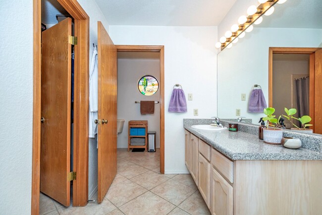 Building Photo - Spacious 2-Bedroom Home with Room to Roam ...