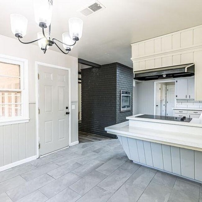 Building Photo - Room to Grow! Spacious, Remodeled 3/2/2 in Great Location!