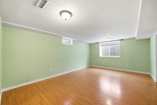Building Photo - 5 bedroom, 3 1/2 bath, home with two master suites and 2 car garage.