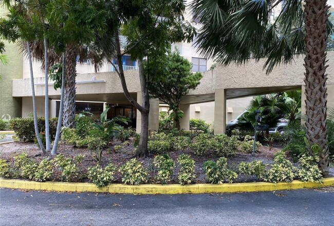 Building Photo - 901 Hillcrest Dr