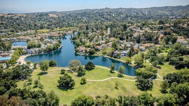 Building Photo - Luxury waterfront living in Calabasas