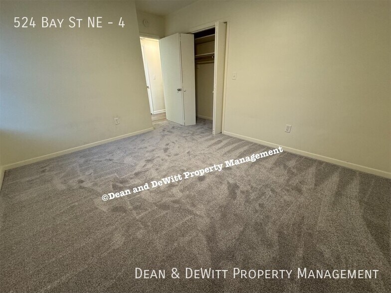 Building Photo - 2 Bed/1 Bath - Unit 4