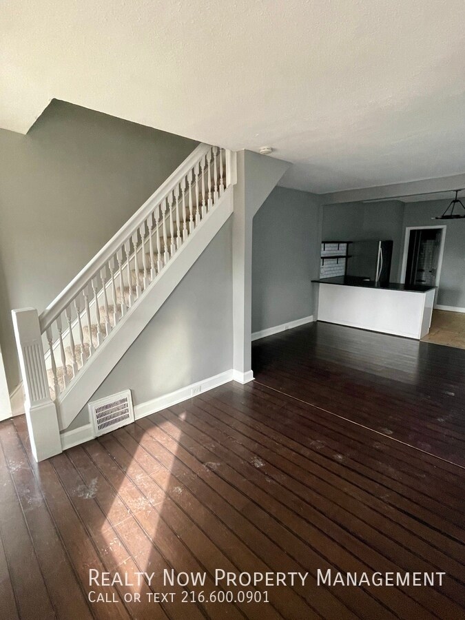 Building Photo - 1335 W 61st St