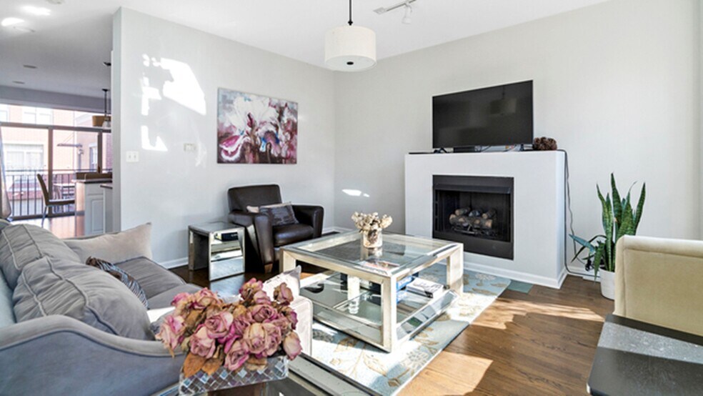 Building Photo - 720 W Evergreen Ave