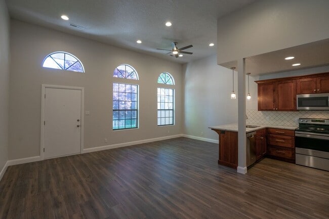 Building Photo - Fully Remodeled Townhome in the Heart of D...