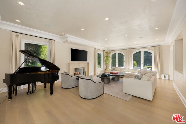 Building Photo - 1424 N Doheny Dr