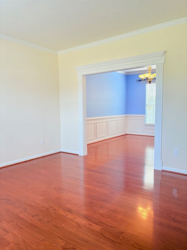 Building Photo - Large Spacious Home With Fully Fenced In Y...