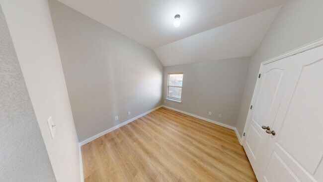 Building Photo - Elegant home in Pflugerville with great fe...