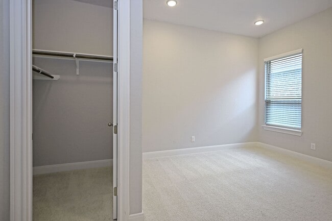 Building Photo - 1434 Oaklawn Dr