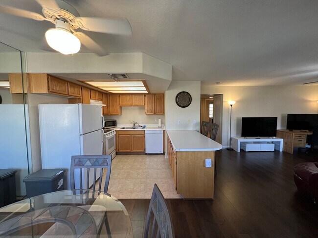 Building Photo - Two Bedroom Two Bathroom Fully Furnished Condo