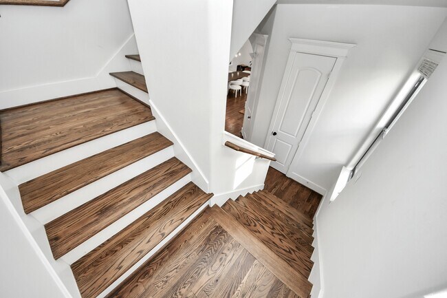 Building Photo - 916 W 20th St