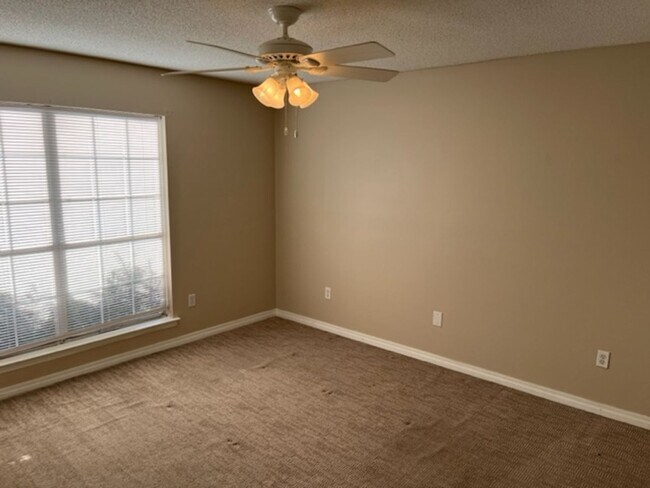 Building Photo - 3/2 Townhouse near USA! GATED! Students Welcome!