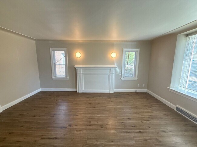 Building Photo - Freshly Renovated 3-Bedroom Home – Quality...