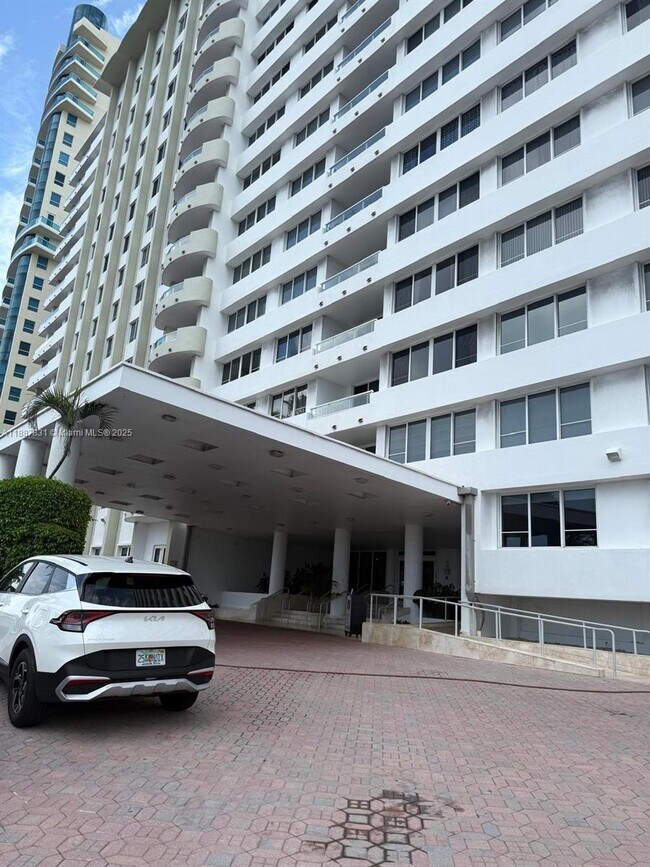 Building Photo - 5005 Collins Ave