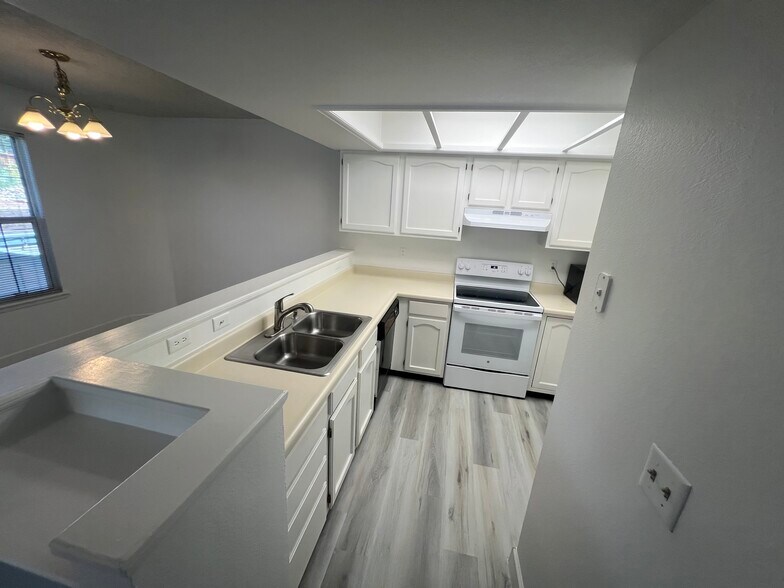 Building Photo - 7872 Brandy Cir