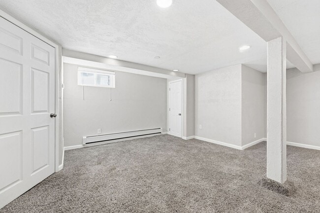 Building Photo - 3 Bed - 2 Bath home in Englewood!