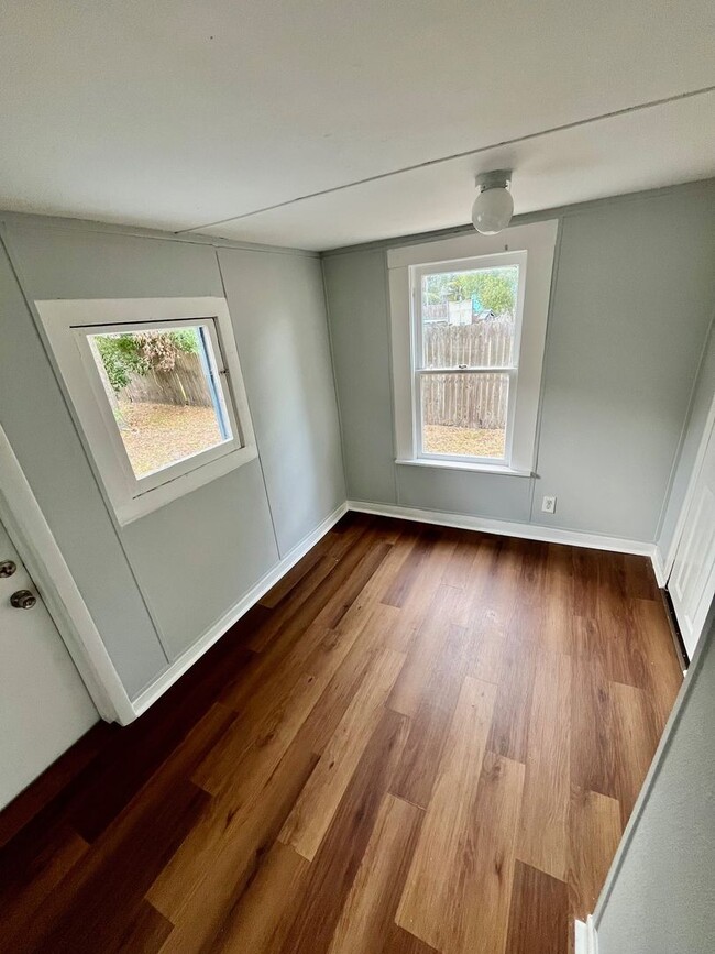 Building Photo - Cute 2BR Duplex in Zephyrhills