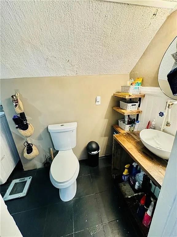 Building Photo - 1071 Main St