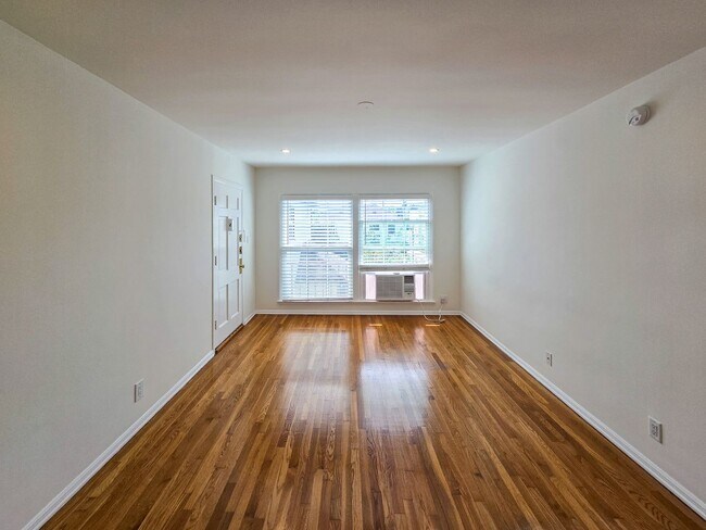 Building Photo - Charming Studio - Prime Los Feliz Location!