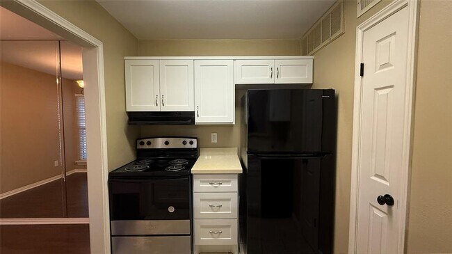 Building Photo - 3500 Tangle Brush Dr