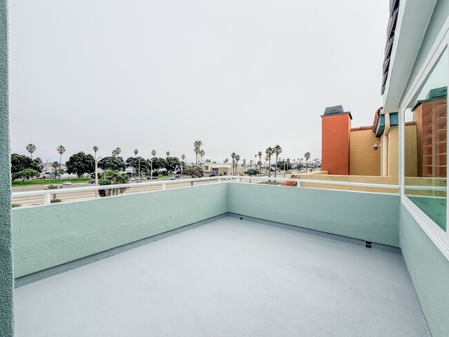 Building Photo - 3525 Sunset Ln