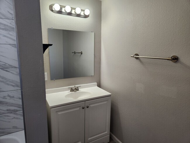 Building Photo - 2 Bedroom Townhouse With Great Freeway Access