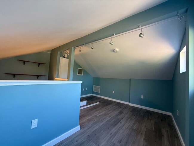 Building Photo - Beautiful 2BR/1BA w/ upstairs loft as offi...