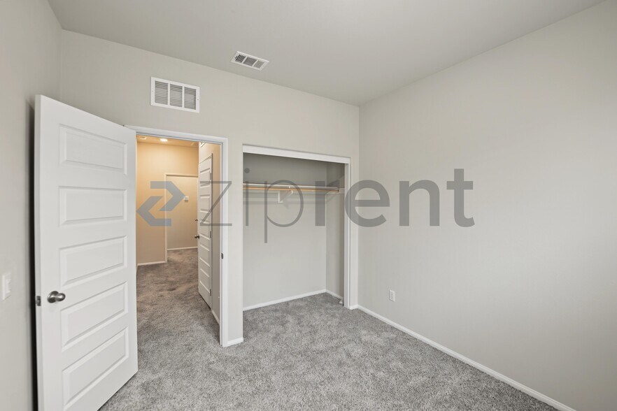 Building Photo - Unit