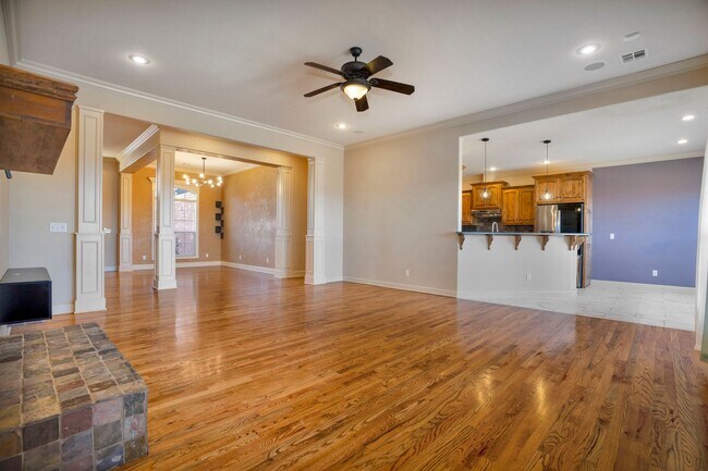 Building Photo - Executive Bentonville Home convenient to WM Home Office and more!