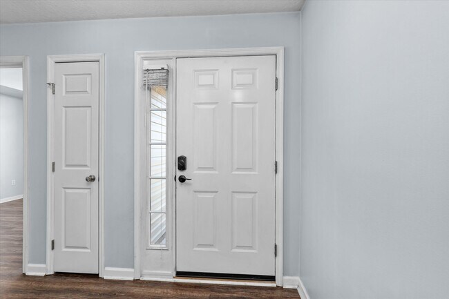 Building Photo - 570 Lory Ln