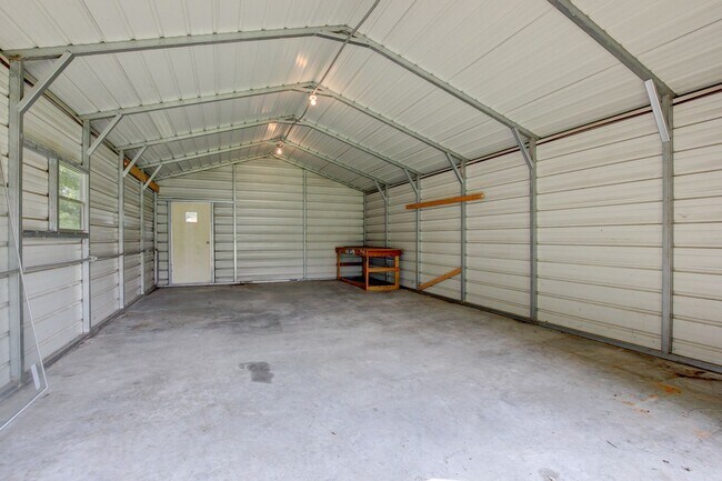 Building Photo - Updated 3bed 2 bath in St B with SEPARATE WORKSHOP around back.