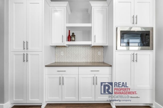 Building Photo - MOVE IN SPECIAL - Beautiful Brand New 6 be...