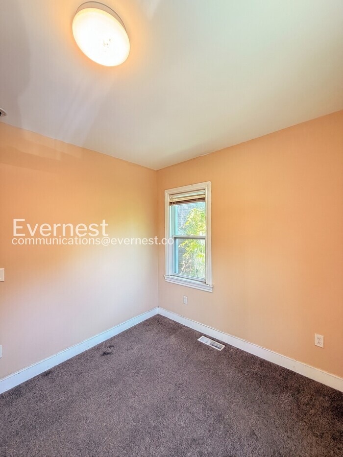 Building Photo - 2488 Woodmere St