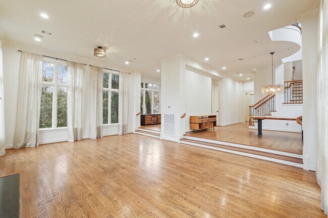 Building Photo - 521 Lovett Blvd