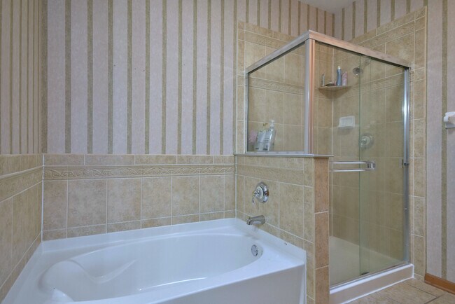 Building Photo - 5600 Cloverdale Rd