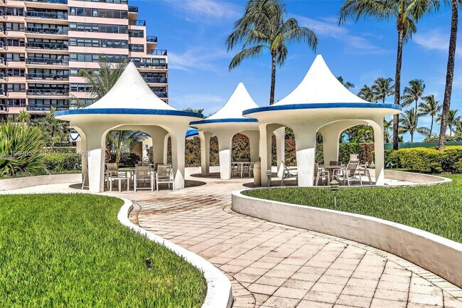 Building Photo - 5161 Collins Ave