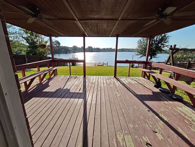 Building Photo - Stunning lake views directly from the backyard