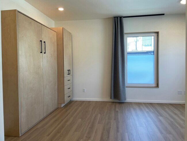 Building Photo - 1614 6th Ave