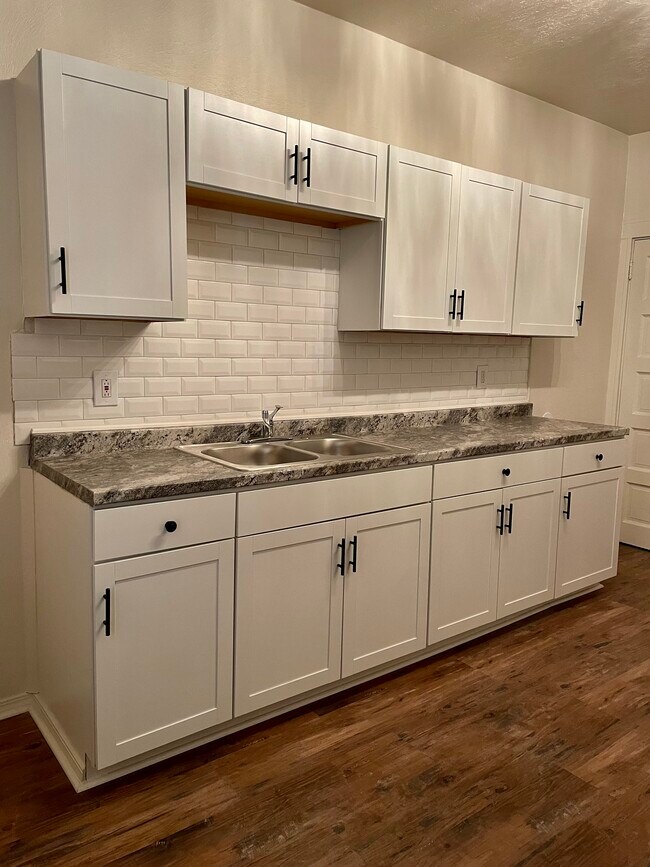 Building Photo - 676 Middle Ave