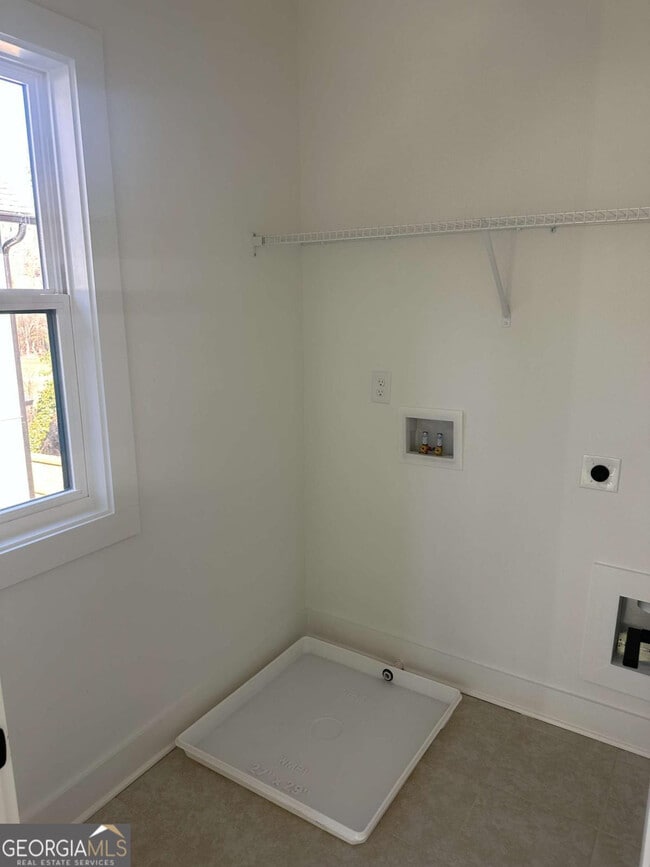 Building Photo - Room in Duplex on Plaza Ave SW