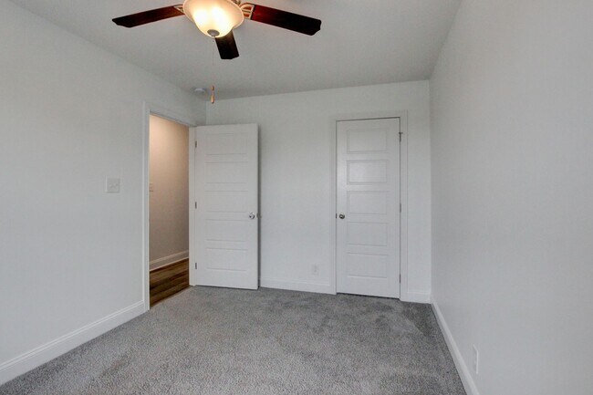 Building Photo - Fresh and so Clean Clean Close to Everything!