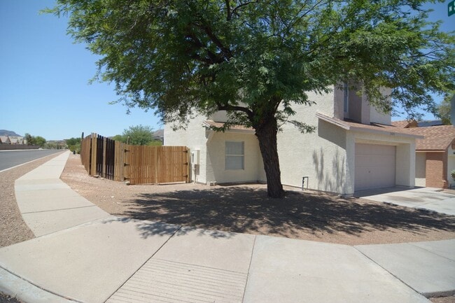 Building Photo - Remodeled 3 Bedroom 2.5 Bath House! West T...