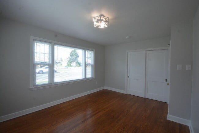 Building Photo - 116 E Cochran St