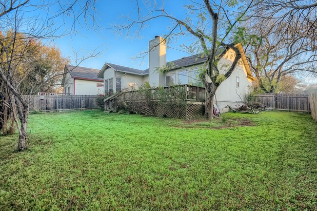 Building Photo - Beautiful 3/2 on Greenbelt (Inquire for Av...