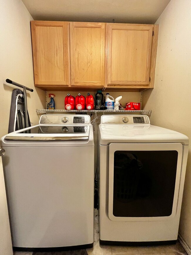 Building Photo - Pet Friendly Home Close to Everything