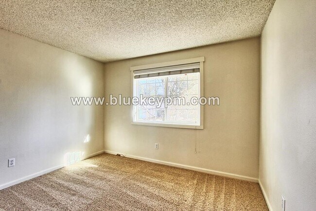 Building Photo - 3 Bed, 2.5 Baths Home with Family Room and Office in Mt. Vista